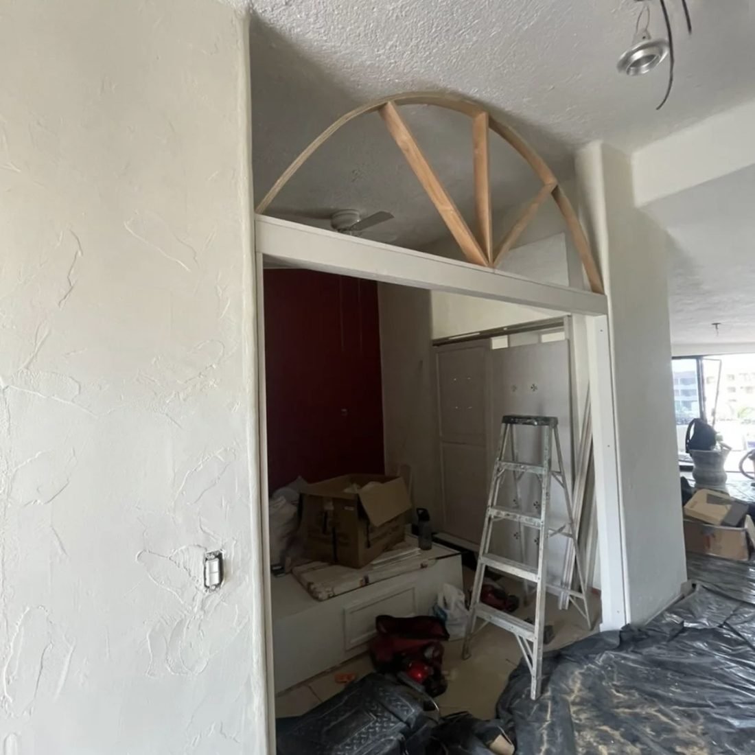 Antes: hueco de puerta en obra