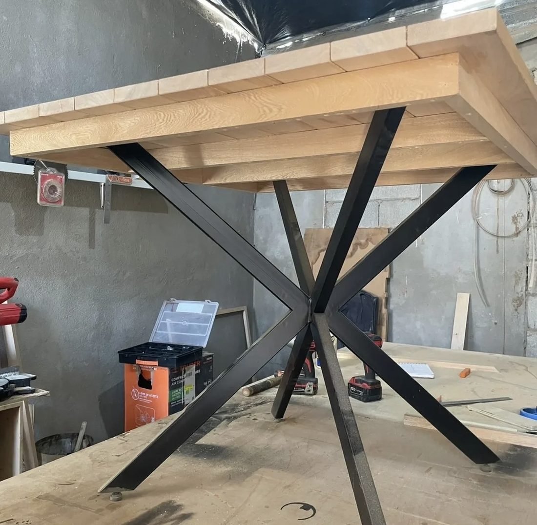 Fabricación de mesa de comedor en taller